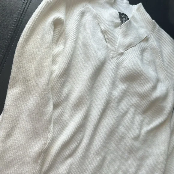 CUTOUT NECK SWEATER
ELLA Rafaella - Picture 4 of 4